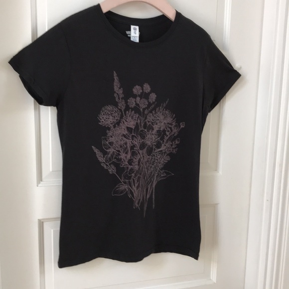 NWOT Black graphic tee Sz Medium cotton dark garden floral bouquet graphic Tee. - Picture 9 of 9